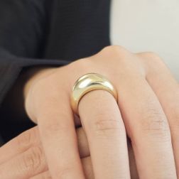 Anello Bombato Sottile in Oro Giallo foto indossata