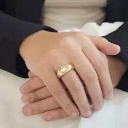 Anello Bombato Sottile in Oro Giallo foto indossata