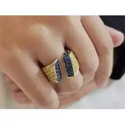 Anello con Zirconi Blu e Gialli Oro Giallo foto indossata