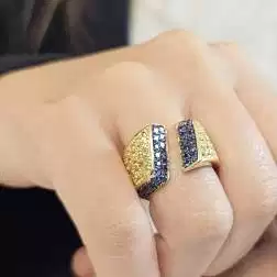 Anello con Zirconi Blu e Gialli Oro Giallo foto indossata