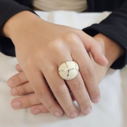 Anello Bombato Smalto Bianco Effetto Marmorizzato Oro Bianco foto indossata