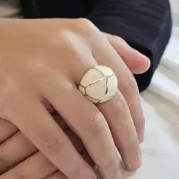 Anello Bombato Smalto Bianco Effetto Marmorizzato Oro Bianco foto indossata