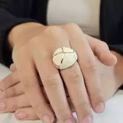 Anello Bombato Smalto Bianco Effetto Marmorizzato Oro Bianco foto indossata