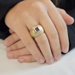 Anello Granato quadrato Oro Giallo foto indossata