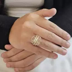 Anello Quarzo Rosa Oro Giallo foto indossata