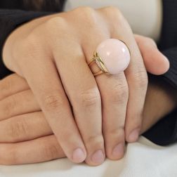 Anello Confetto Calcedonio Rosa Oro Giallo foto indossata