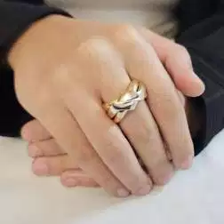 Anello Tre Fasce Intrecciate Oro Giallo, Bianco Rosa foto indossata