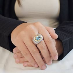 Anello Topazio Azzurro Ovale Oro Bianco e Giallo foto indossata