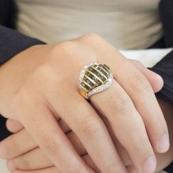 Anello Glass Globe con Zirconi verde scuro in Oro Giallo e Bianco foto indossata