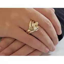Anello Contrarié Corniola Rossa e Calcedonio Azzurro in Oro Giallo e Bianco foto indossata