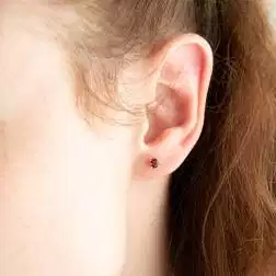 Orecchini Punto Luce Zircone Rosso 4mm foto indossata
