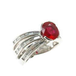 Anello Solitario a tre fasce curve con Rubino e Diamanti contornati