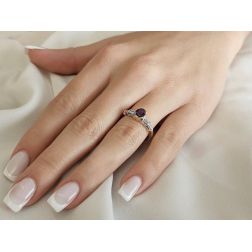 Anello Solitario vintage style con Rubino e Diamanti Oro Giallo e Bianco foto indossata