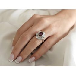 Anello Flower con Rubino ovale e Diamanti Oro Bianco foto indossata