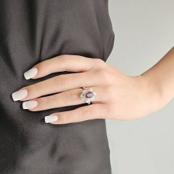 Anello Flower con Rubino ovale e Diamanti Oro Bianco foto indossata