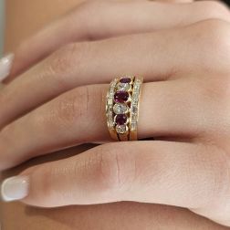 Anello tripla Fascia Oro Giallo con Rubini e Diamanti foto indossata