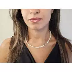 Collana Perle Fresh Water chiusura fiore Oro Bianco 18kt foto indossata