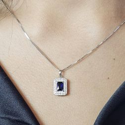 Ciondolo Rettangolare Blu con doppio contorno zirconi su oro bianco foto indossata