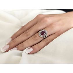 Anello Royal con Rubino ovale e Diamanti Oro Bianco foto indossata