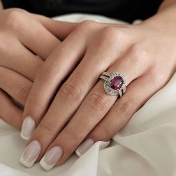 Anello Royal con Rubino ovale e Diamanti Oro Bianco foto indossata