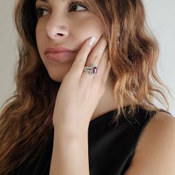 Anello Royal con Rubino ovale e Diamanti Oro Bianco foto indossata