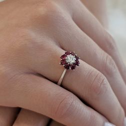 Anello Fiore con Rubino e Diamante Oro Bianco foto indossata
