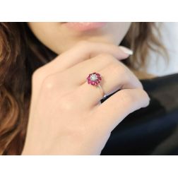 Anello Fiore con Rubino e Diamante Oro Bianco foto indossata