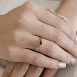 Anello Solitario con Rubino castone Oro Bianco gambo Oro Giallo foto indossata