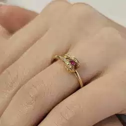Anello Ruby Eye con Diamanti in Oro Giallo foto indossata