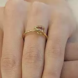 Anello Ruby Eye con Diamanti in Oro Giallo foto indossata