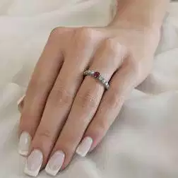 Anello Solitario contornato Rubino e Diamanti Oro Bianco foto indossata