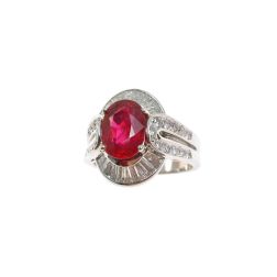 Anello Royal con Rubino ovale e Diamanti Oro Bianco