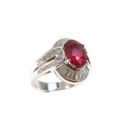 Anello Royal con Rubino ovale e Diamanti Oro Bianco