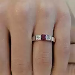 Anello Solitario Rubino con pavè quadrati in Oro Bianco foto indossata