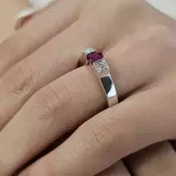 Anello Solitario Rubino con pavè quadrati in Oro Bianco foto indossata