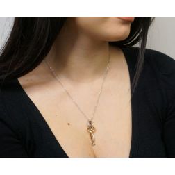 Ciondolo Abbraccio Stilizzato con Diamante foto indossata