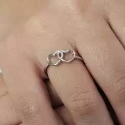 Anello con 2 Cuori Forati Oro Bianco foto indossata