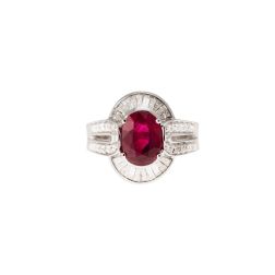 Anello Royal con Rubino ovale e Diamanti Oro Bianco
