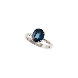 Solitaire Ring with Sapphire and 4 Diamonds