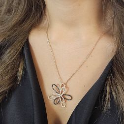 Ciondolo Fiore Stilizzato con Zirconi Bianchi e Neri in Oro Rosa foto indossata