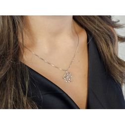 Ciondolo Fiore a Filo Intrecciato Oro Bianco e Zirconi foto indossata