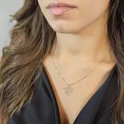 Ciondolo Fiore a Filo Intrecciato Oro Bianco e Zirconi foto indossata
