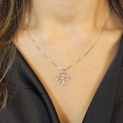 Ciondolo Fiore a Filo Intrecciato Oro Bianco e Zirconi foto indossata