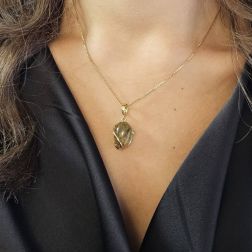 Ciondolo in Oro Giallo con Quarzo Rutilato Cabochon Ovale foto indossata