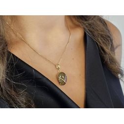 Ciondolo in Oro Giallo con Quarzo Rutilato Cabochon Ovale foto indossata