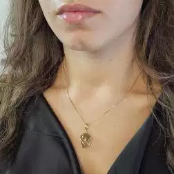 Ciondolo in Oro Giallo con Quarzo Rutilato Cabochon Ovale foto indossata