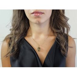 Ciondolo in Oro Giallo con Quarzo Rutilato Cabochon Ovale foto indossata