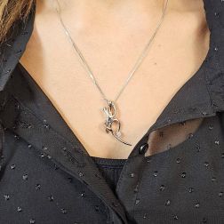 Ciondolo Abbraccio "Passione" con Diamante foto indossata