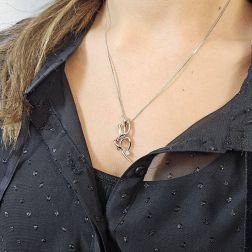 Ciondolo Abbraccio "Passione" con Diamante foto indossata