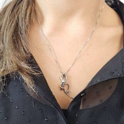 Ciondolo Abbraccio "Passione" con Diamante Blu foto indossata